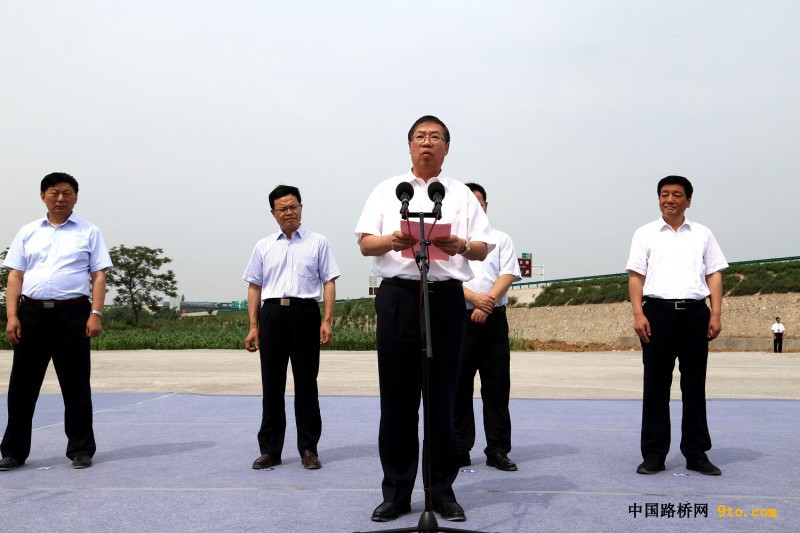 圖為中國鐵建總裁莊尚標在合銅、吳華高速公路項目開工儀式發(fā)表重要講話